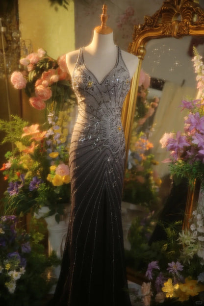 Elegantes Abendkleid mit Farbverlauf in Grau, Neckholder und Perlenstickerei im Meerjungfrauen-Stil P3433