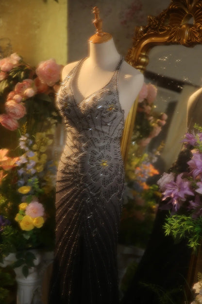 Elegantes Abendkleid mit Farbverlauf in Grau, Neckholder und Perlenstickerei im Meerjungfrauen-Stil P3433