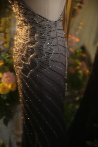 Elegantes Abendkleid mit Farbverlauf in Grau, Neckholder und Perlenstickerei im Meerjungfrauen-Stil P3433