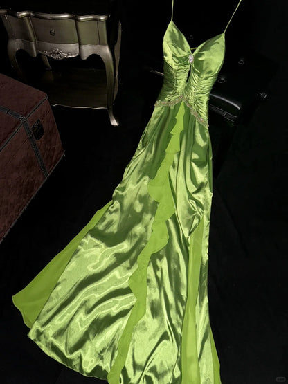 Frisches grünes Spaghettiträger Satin langes Abschlussballkleid P3440