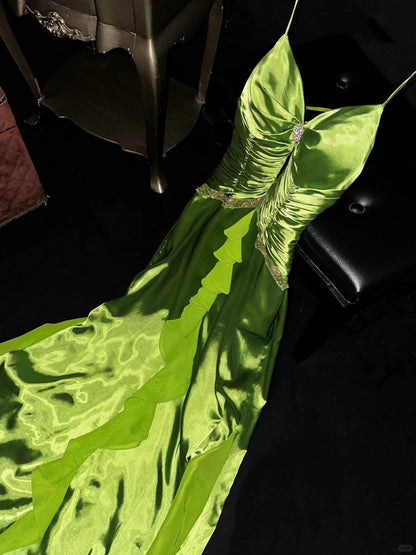 Frisches grünes Spaghettiträger Satin langes Abschlussballkleid P3440