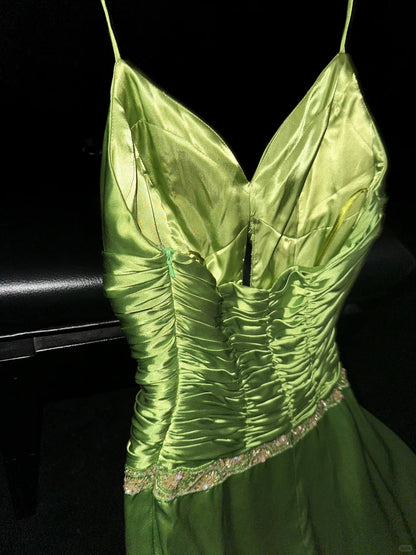 Frisches grünes Spaghettiträger Satin langes Abschlussballkleid P3440