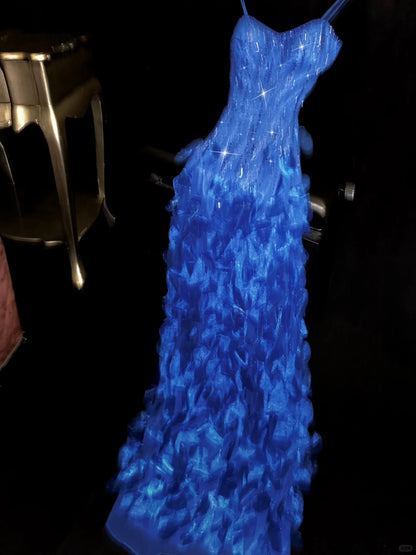 Atemberaubendes saphirblaues, perlenbesetztes Meerjungfrauen-Abendkleid mit Spaghettiträgern P3441