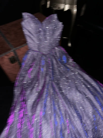 Charmantes, lila, ärmelloses Ballkleid mit herzförmigem Ausschnitt und glitzernder Schleppe P3442