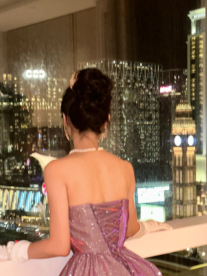 Charmantes, lila, ärmelloses Ballkleid mit herzförmigem Ausschnitt und glitzernder Schleppe P3442