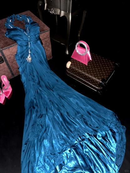 Elegantes blaues Satin-Abendkleid mit Neckholder und Perlenstickerei P3443