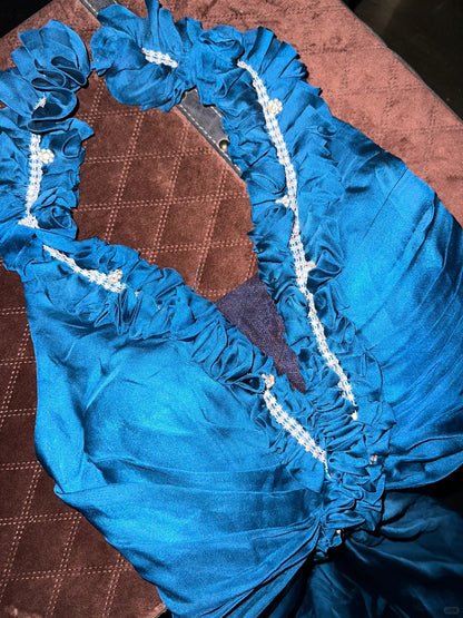 Elegantes blaues Satin-Abendkleid mit Neckholder und Perlenstickerei P3443