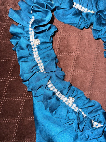 Elegantes blaues Satin-Abendkleid mit Neckholder und Perlenstickerei P3443
