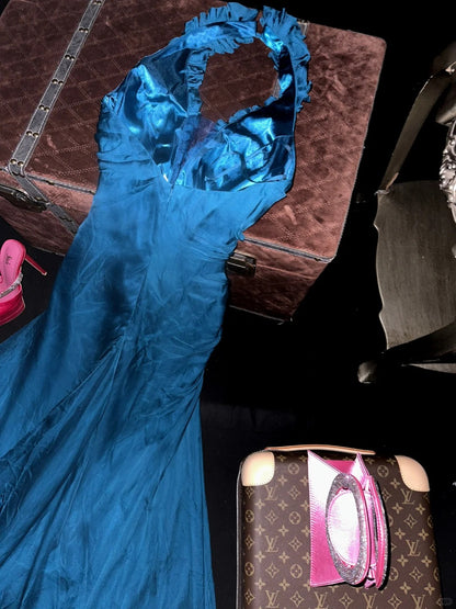 Elegantes blaues Satin-Abendkleid mit Neckholder und Perlenstickerei P3443