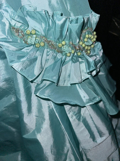 Elegantes mintgrünes Satin-Perlenbesetztes trägerloses langes Ballkleid P3444
