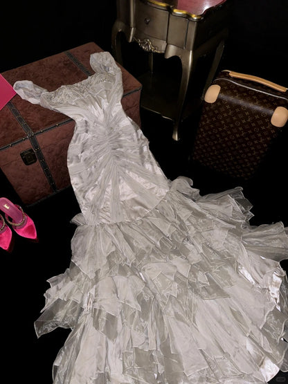 Elegantes Meerjungfrauen-Abendkleid aus Tüll mit unregelmäßigem Saum und grauem Träger P3445