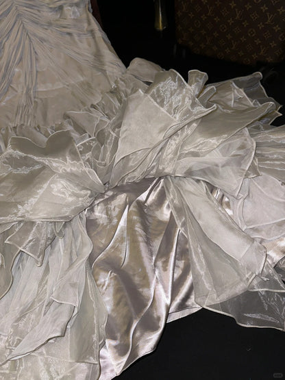 Elegantes Meerjungfrauen-Abendkleid aus Tüll mit unregelmäßigem Saum und grauem Träger P3445
