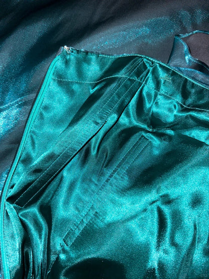 Elegantes dunkelgrünes trägerloses Ballkleid aus Fischgrät-Satin P3446