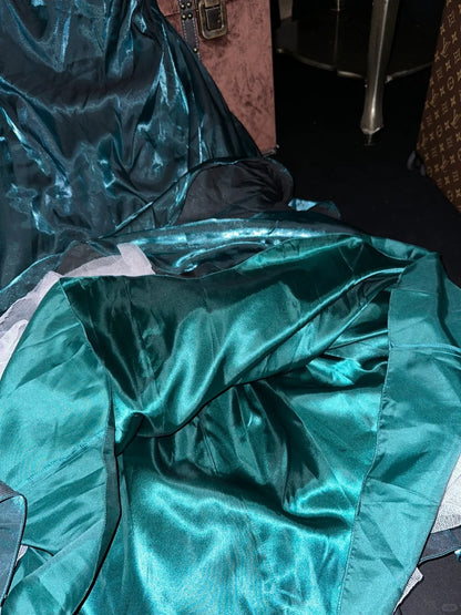 Elegantes dunkelgrünes trägerloses Ballkleid aus Fischgrät-Satin P3446