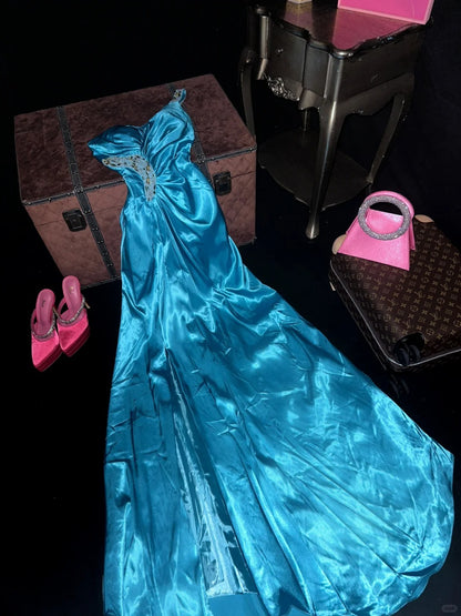 Elegantes blaues Satin-Abendkleid mit One-Shoulder-Träger, Perlenstickerei und Schlitz P3447