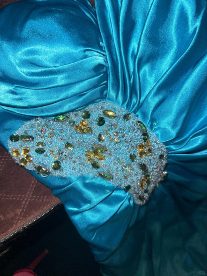 Elegantes blaues Satin-Abendkleid mit One-Shoulder-Träger, Perlenstickerei und Schlitz P3447