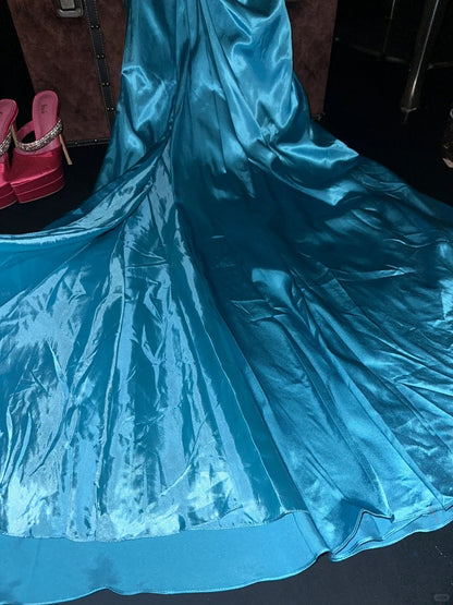 Elegantes blaues Satin-Abendkleid mit One-Shoulder-Träger, Perlenstickerei und Schlitz P3447