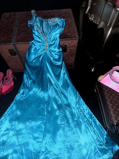 Elegantes blaues Satin-Abendkleid mit One-Shoulder-Träger, Perlenstickerei und Schlitz P3447