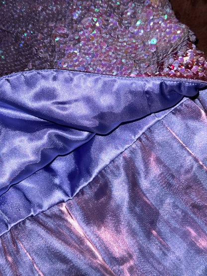Charmantes lila Pailletten-Spaghettiträger-Satin-Ballkleid P3452
