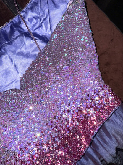 Charmantes lila Pailletten-Spaghettiträger-Satin-Ballkleid P3452