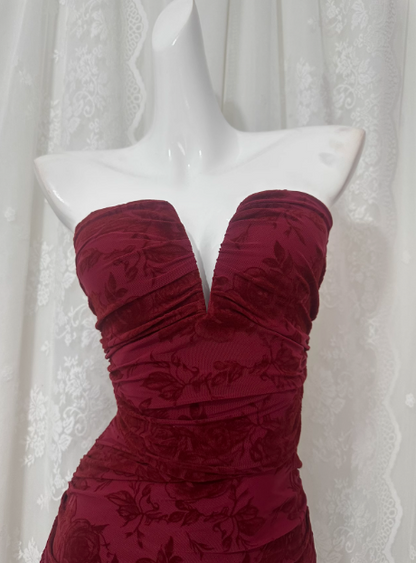 Enges, bedrucktes Neckholder-Abendkleid P3465