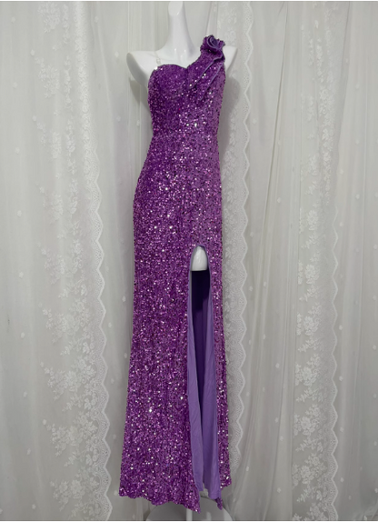 Bezauberndes lila Pailletten-Ballkleid mit hohem Schlitz P3468