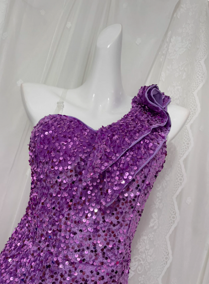 Bezauberndes lila Pailletten-Ballkleid mit hohem Schlitz P3468