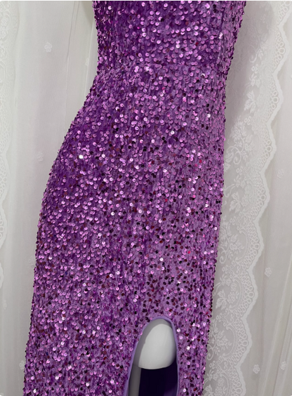Bezauberndes lila Pailletten-Ballkleid mit hohem Schlitz P3468