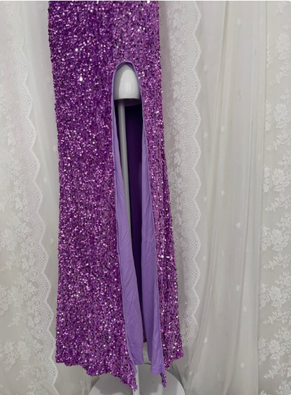 Bezauberndes lila Pailletten-Ballkleid mit hohem Schlitz P3468