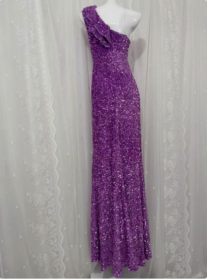 Bezauberndes lila Pailletten-Ballkleid mit hohem Schlitz P3468
