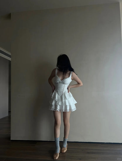Süßes weißes, trägerloses Mini-Geburtstags- und Homecoming-Kleid mit V-Ausschnitt und Spitzenbesatz P3486