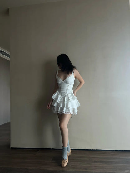 Süßes weißes, trägerloses Mini-Geburtstags- und Homecoming-Kleid mit V-Ausschnitt und Spitzenbesatz P3486