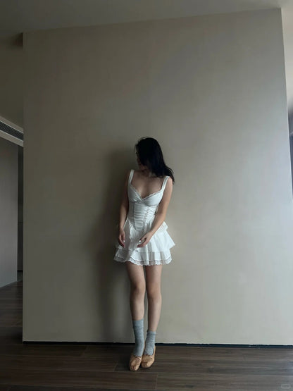 Süßes weißes, trägerloses Mini-Geburtstags- und Homecoming-Kleid mit V-Ausschnitt und Spitzenbesatz P3486