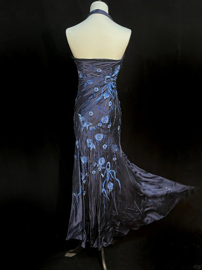 Elegantes marineblaues Satin-Halterneck-Abendkleid mit Stickerei P3490