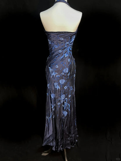 Elegantes marineblaues Satin-Halterneck-Abendkleid mit Stickerei P3490