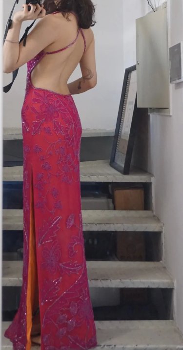 Wunderschönes pinkes rückenfreies Neckholder-Abendkleid mit hohem Schlitz und V-Ausschnitt P3494