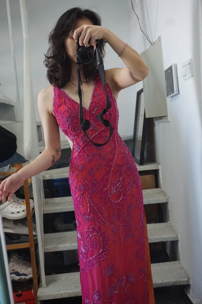 Wunderschönes pinkes rückenfreies Neckholder-Abendkleid mit hohem Schlitz und V-Ausschnitt P3494