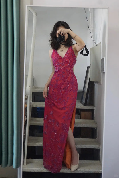 Wunderschönes pinkes rückenfreies Neckholder-Abendkleid mit hohem Schlitz und V-Ausschnitt P3494