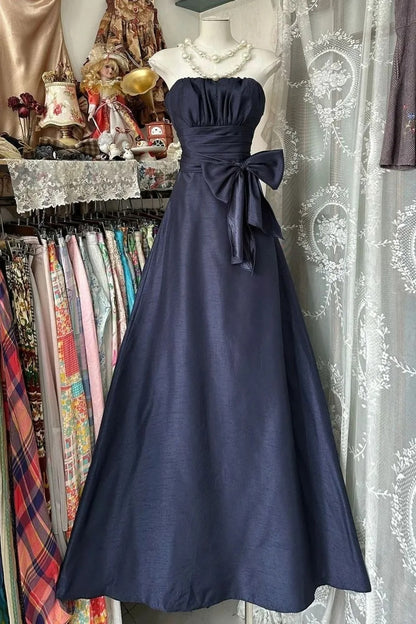 Elegantes trägerloses blaues Schleifen-Ärmelloses A-Linien-Ballkleid P3496