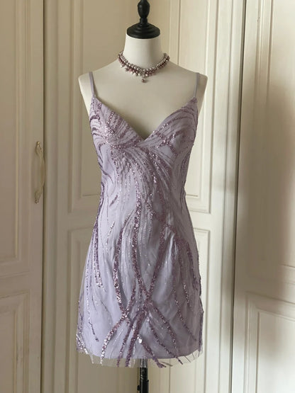 Elegantes, lilafarbenes, paillettenbesetztes Mini-Heimkehrkleid mit V-Ausschnitt und Spaghettiträgern P3505