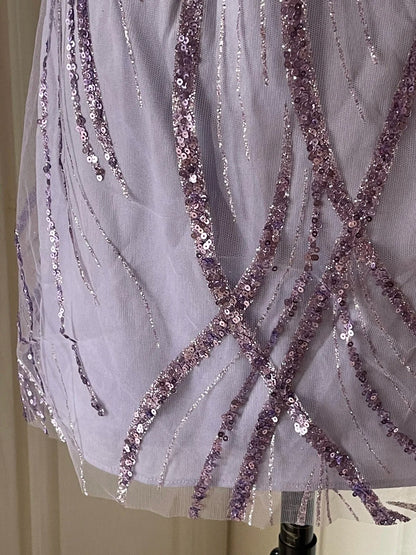 Elegantes, lilafarbenes, paillettenbesetztes Mini-Heimkehrkleid mit V-Ausschnitt und Spaghettiträgern P3505