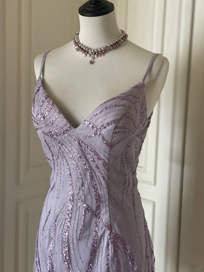 Elegantes, lilafarbenes, paillettenbesetztes Mini-Heimkehrkleid mit V-Ausschnitt und Spaghettiträgern P3505