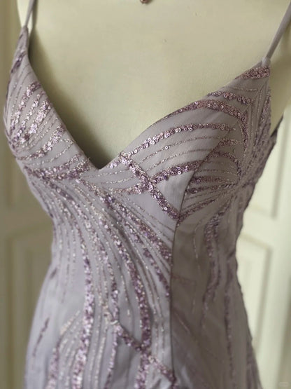 Elegantes, lilafarbenes, paillettenbesetztes Mini-Heimkehrkleid mit V-Ausschnitt und Spaghettiträgern P3505