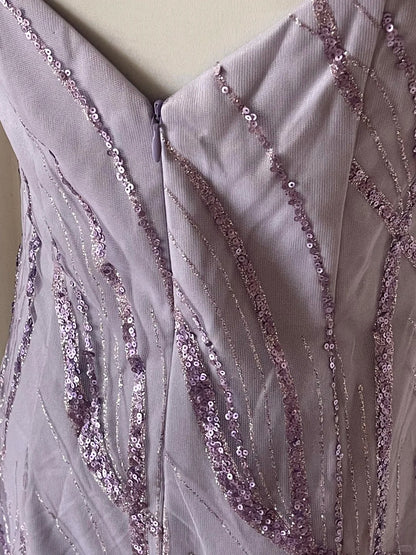 Elegantes, lilafarbenes, paillettenbesetztes Mini-Heimkehrkleid mit V-Ausschnitt und Spaghettiträgern P3505