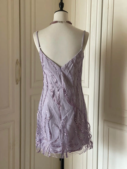 Elegantes, lilafarbenes, paillettenbesetztes Mini-Heimkehrkleid mit V-Ausschnitt und Spaghettiträgern P3505