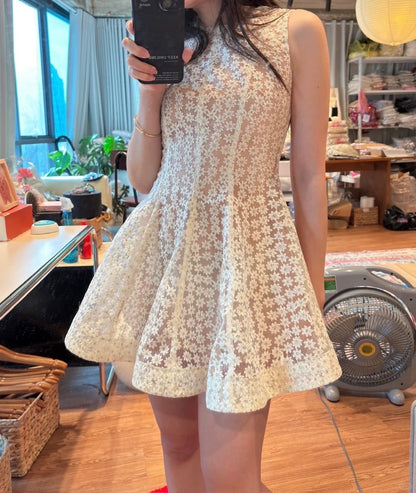 Süßes weißes ärmelloses A-Linien-Minikleid aus Spitze mit Gänseblümchen zum 16. Geburtstag P3511