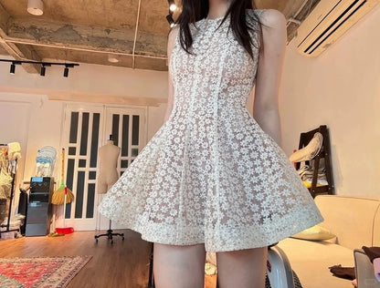 Süßes weißes ärmelloses A-Linien-Minikleid aus Spitze mit Gänseblümchen zum 16. Geburtstag P3511