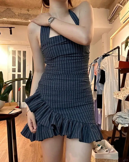 Elegantes graues gestreiftes Neckholder-Kleid mit unregelmäßigem Saum für den Abschlussball P3516