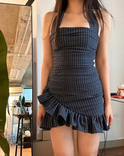 Elegantes graues gestreiftes Neckholder-Kleid mit unregelmäßigem Saum für den Abschlussball P3516