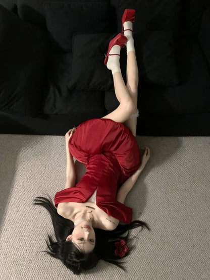 Sexy rotes schulterfreies Satin-Minikleid mit Blumenmuster P3518